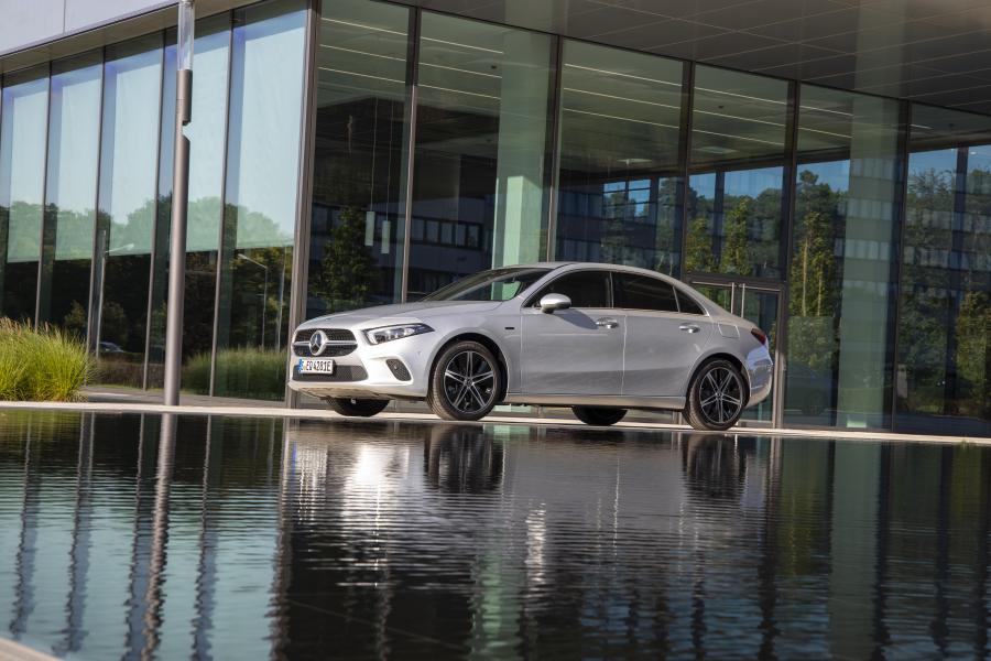  Mercedes-Benz A250 e Sedan (V177) 2019 года  (WW) (фото 2 из 11)